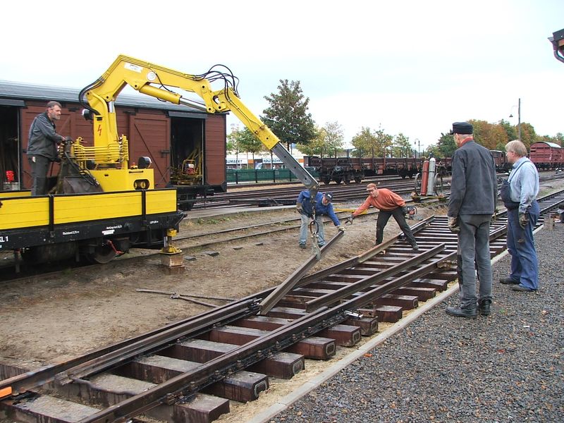 2009-09-30, Museumsbahn Weichenbau57.JPG